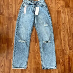 Distressed 90s Straight Leg Jeans